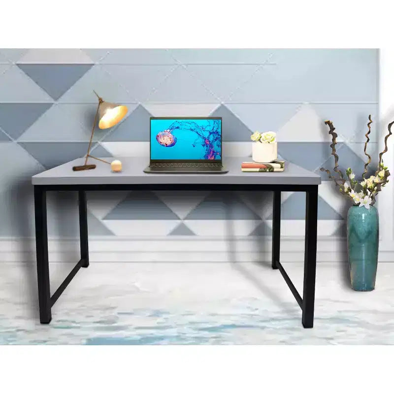 Scrivania da ufficio con piano grigio chiaro e struttura in metallo nero, altezza 76 cm