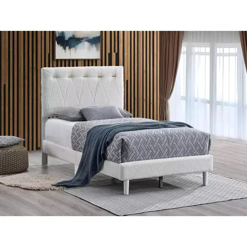 Letto imbottito color grano con piattaforma e doghe in legno