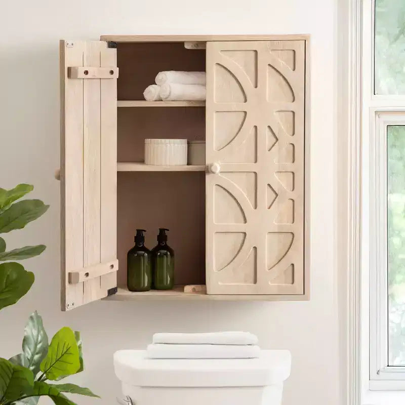 Credenza da parete in legno intagliato con ante e ripiani, finitura sbiancata