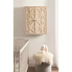 Credenza da parete in legno intagliato con ante e ripiani, finitura sbiancata