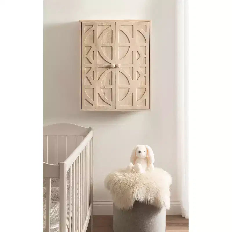 Credenza da parete in legno intagliato con ante e ripiani, finitura sbiancata