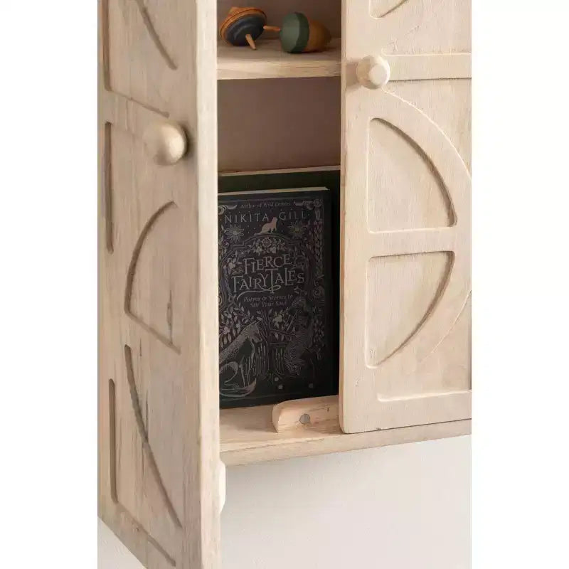 Credenza da parete in legno intagliato con ante e ripiani, finitura sbiancata