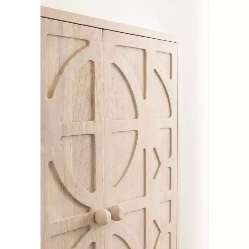 Credenza da parete in legno intagliato con ante e ripiani, finitura sbiancata