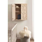 Credenza da parete in legno intagliato con ante e ripiani, finitura sbiancata