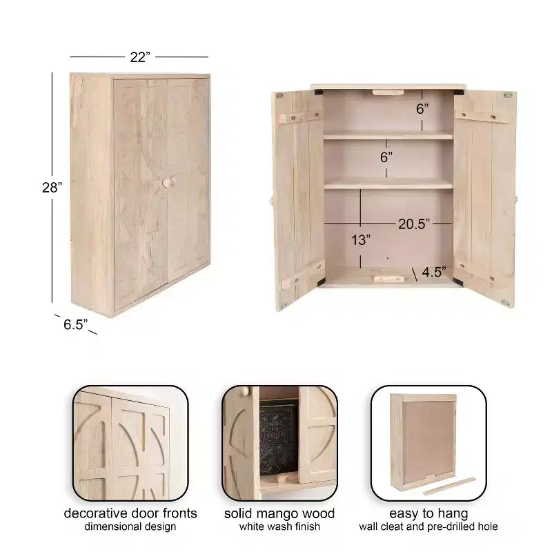 Credenza da parete in legno intagliato con ante e ripiani, finitura sbiancata