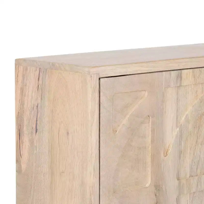 Credenza da parete in legno intagliato con ante e ripiani, finitura sbiancata