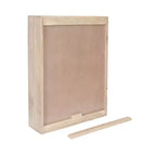 Credenza da parete in legno intagliato con ante e ripiani, finitura sbiancata