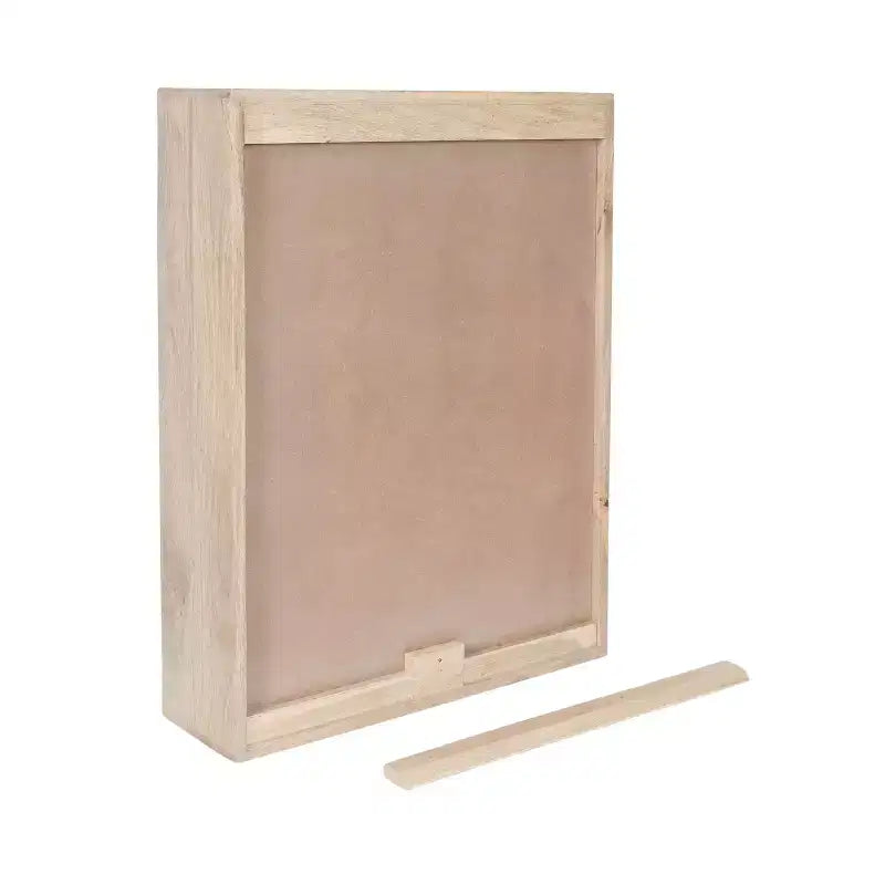 Credenza da parete in legno intagliato con ante e ripiani, finitura sbiancata