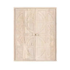 Credenza da parete in legno intagliato con ante e ripiani, finitura sbiancata
