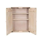 Credenza da parete in legno intagliato con ante e ripiani, finitura sbiancata