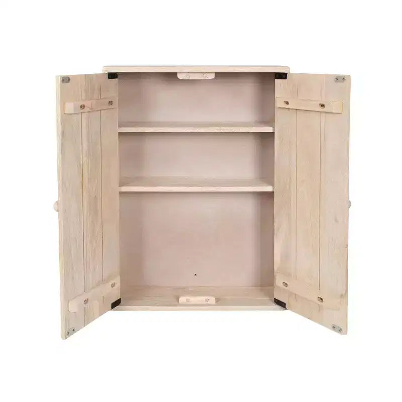 Credenza da parete in legno intagliato con ante e ripiani, finitura sbiancata