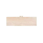 Credenza da parete in legno intagliato con ante e ripiani, finitura sbiancata