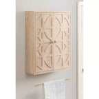 Credenza da parete in legno intagliato con ante e ripiani, finitura sbiancata