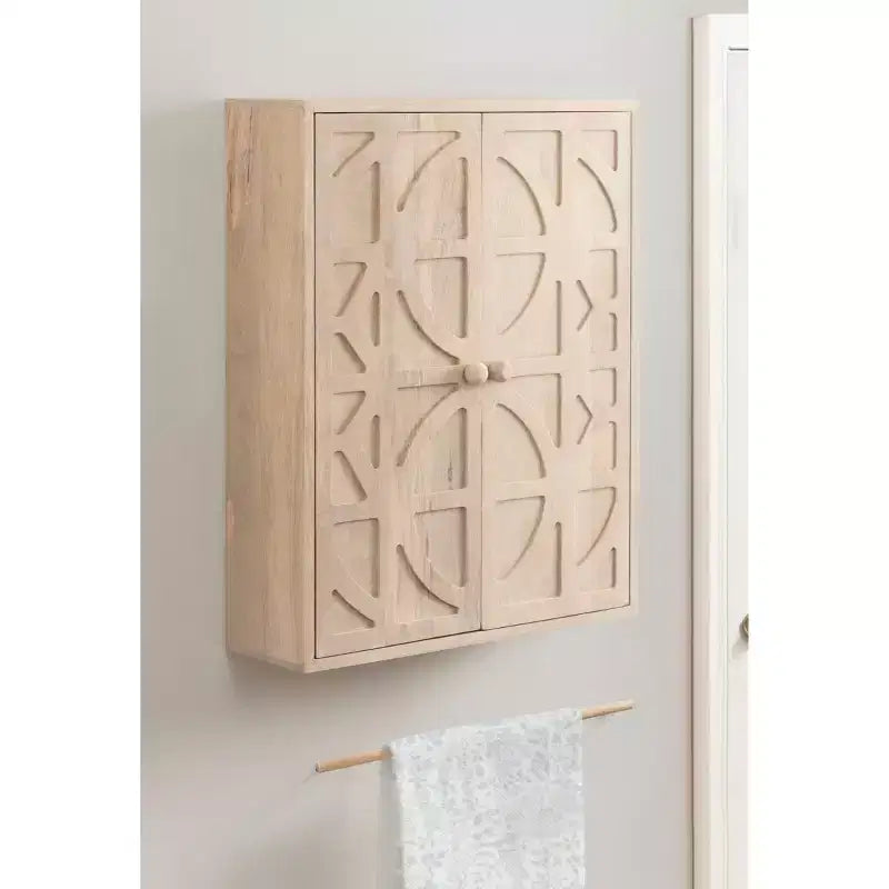 Credenza da parete in legno intagliato con ante e ripiani, finitura sbiancata