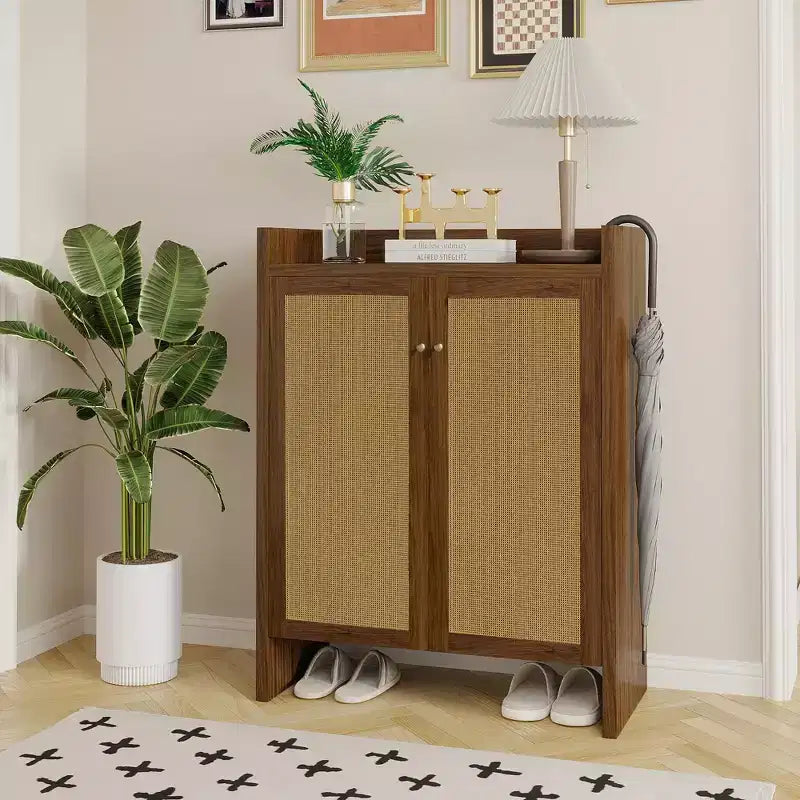 Scarpiera alta 108 cm con ante in rattan – Mobiletto a 6 ripiani regolabili, Noce
