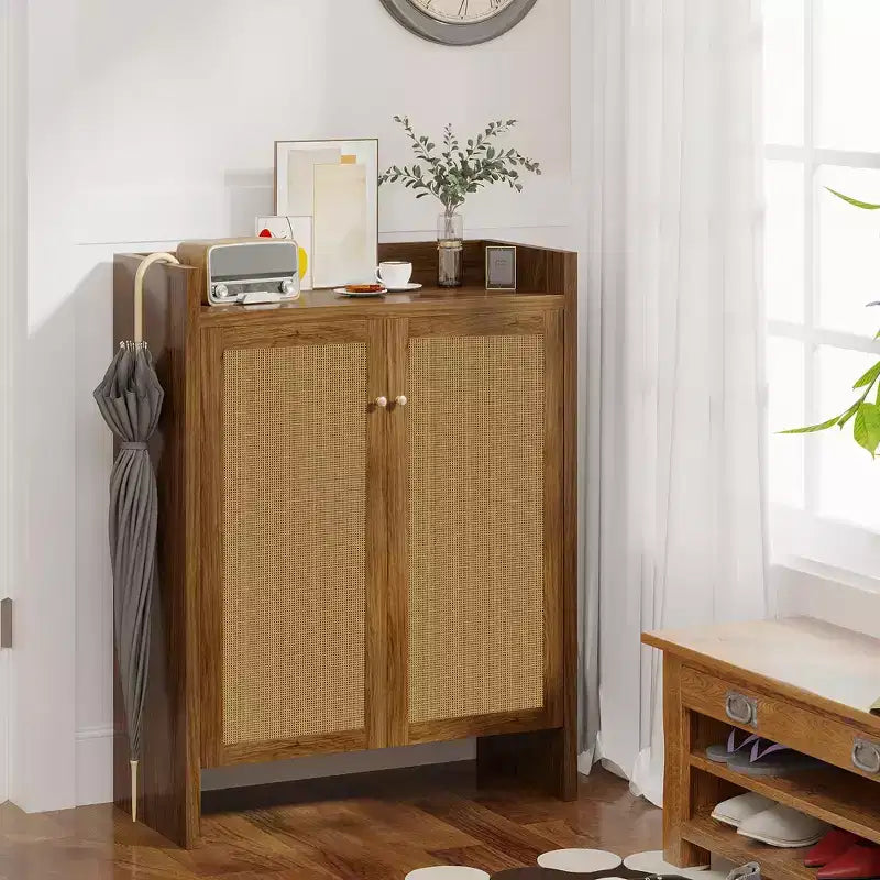 Scarpiera alta 108 cm con ante in rattan – Mobiletto a 6 ripiani regolabili, Noce