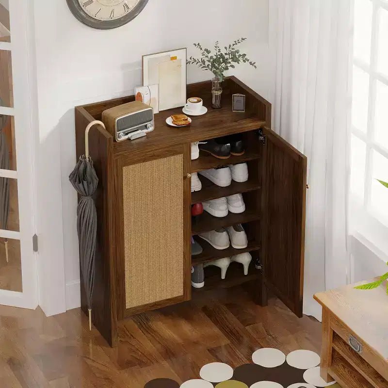 Scarpiera alta 108 cm con ante in rattan – Mobiletto a 6 ripiani regolabili, Noce