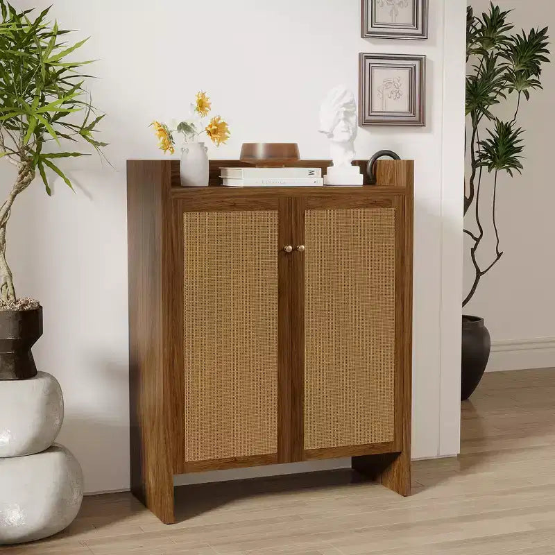 Scarpiera alta 108 cm con ante in rattan – Mobiletto a 6 ripiani regolabili, Noce