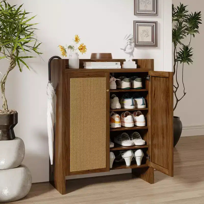 Scarpiera alta 108 cm con ante in rattan – Mobiletto a 6 ripiani regolabili, Noce
