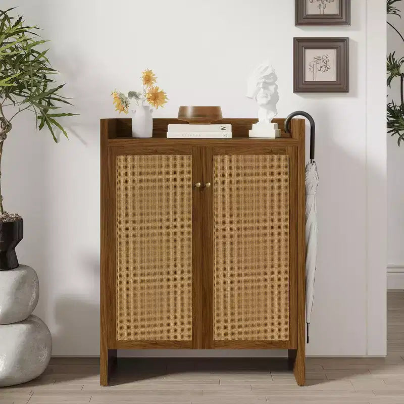 Scarpiera alta 108 cm con ante in rattan – Mobiletto a 6 ripiani regolabili, Noce