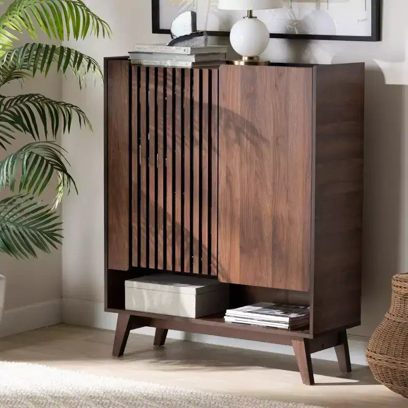 Scarpiera Mid-Century Modern con ante a doghe